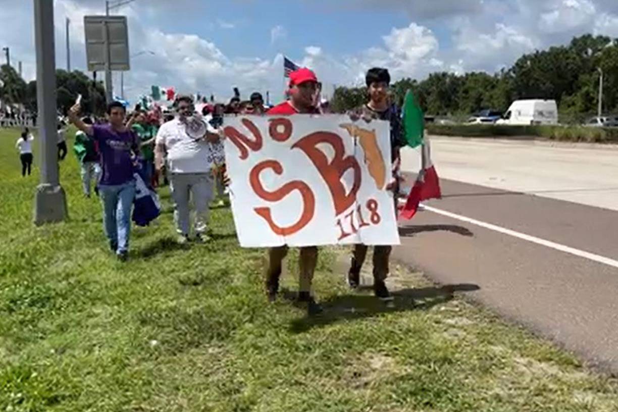 La protesta, que las organizaciones Unidos Immokalee y Florida Immigrant Coalitions han definido como “pacífica”, se desarrolló en Immokalee, una comunidad agrícola ubicada en el condado de Collier, en el suroeste del estado.