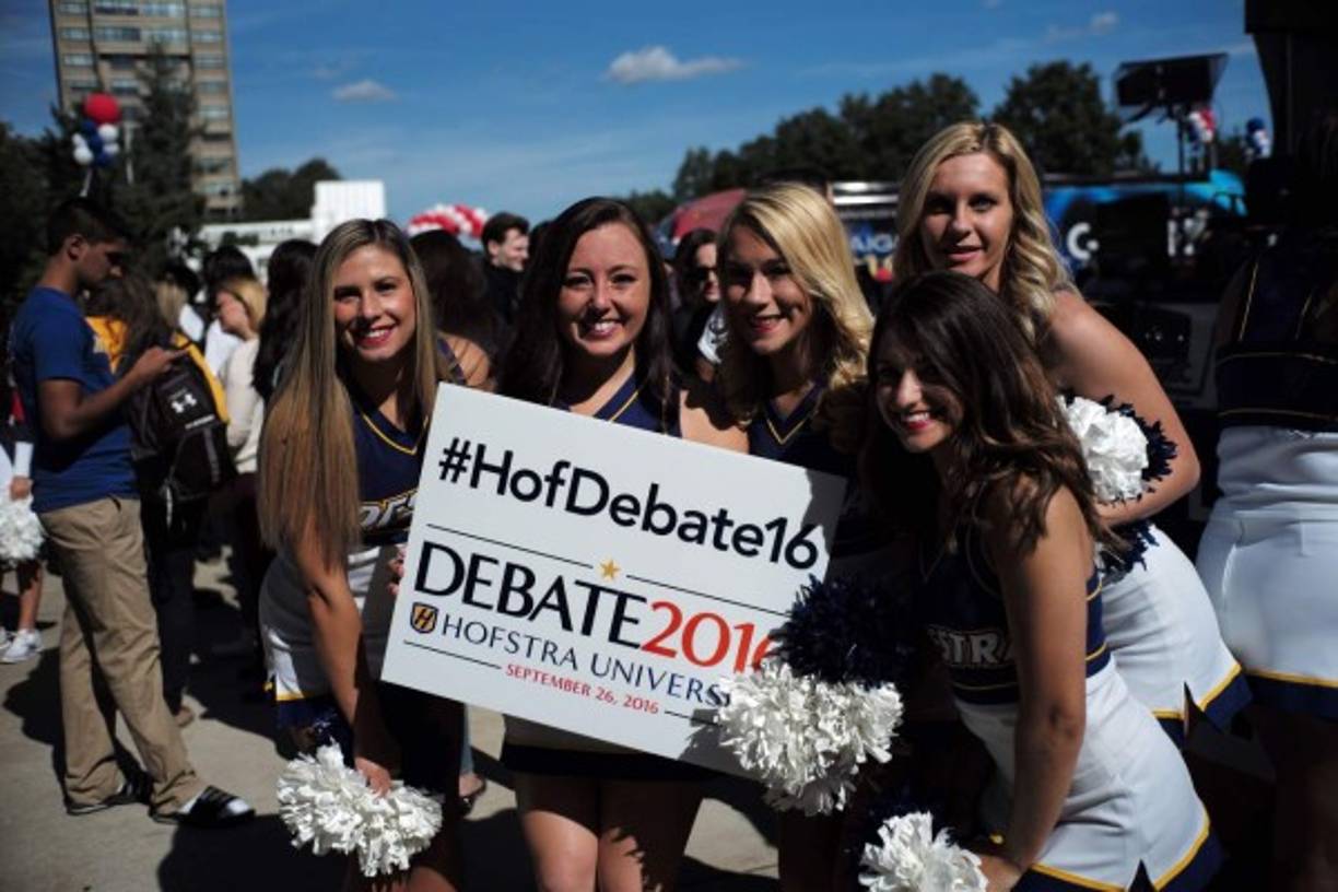 Un grupo de porristas de la Universidad Hofstra posan emocionadas en la víspera del debate.
