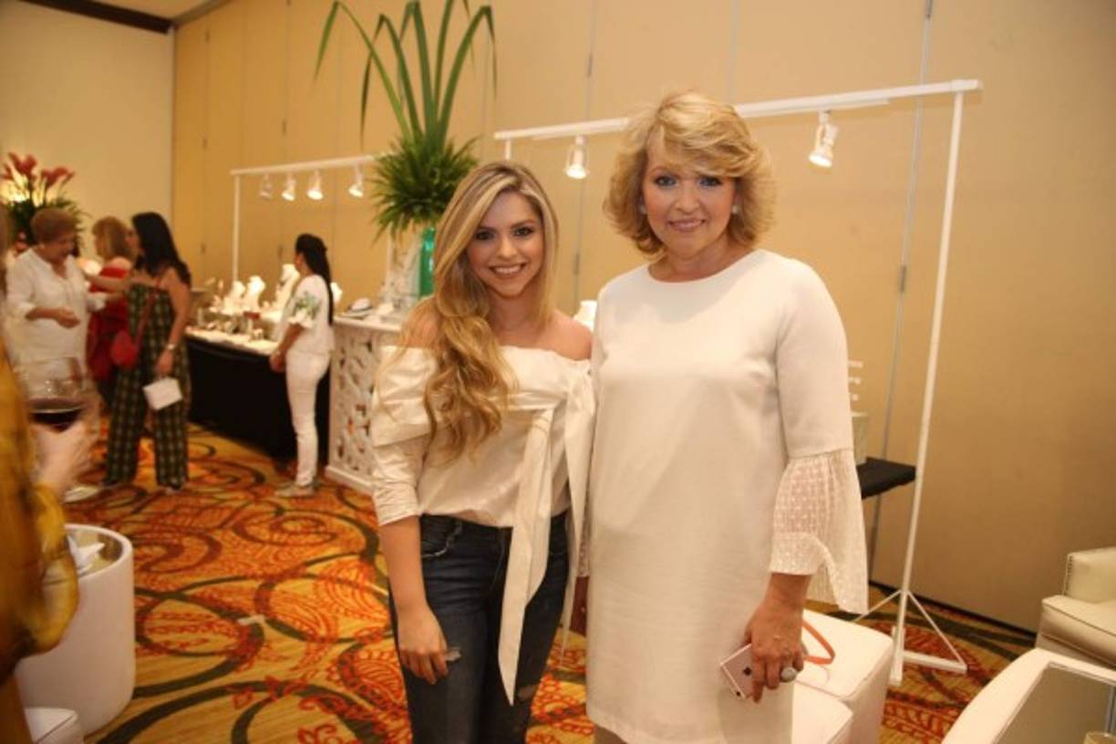 Mariela y Claudia Bueso.