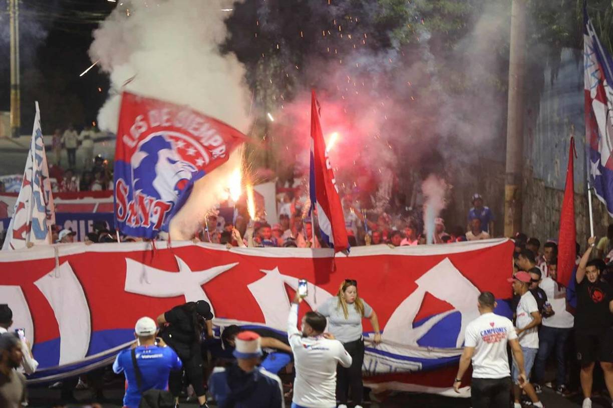 La barra del Olimpia montó una fiesta en las afueras del estadio Nacional Chelato Uclés.