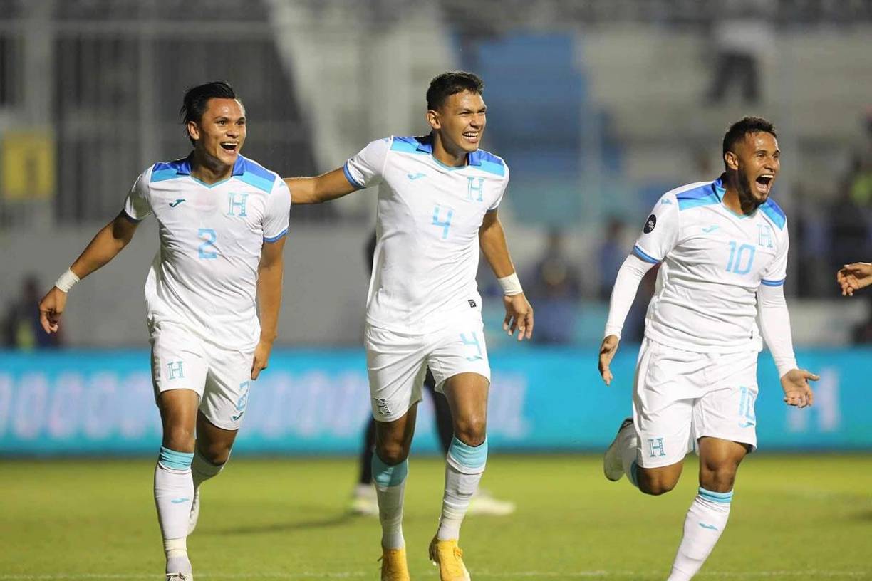 Denil Maldonado corre a celebrar su gol con Luis Vega y Alex López. Todo era felicidad, se rompió el muro cubano.