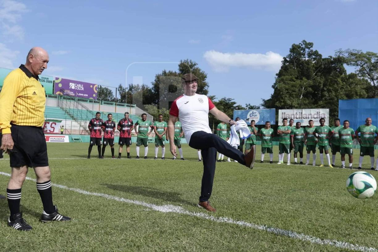 Yankel Rosenthal, expresidente del Marathón, realizó el saque de honor.