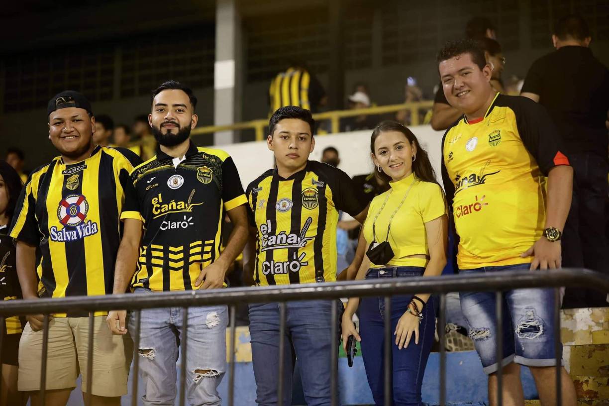 Ambientazo y lindas chicas en el Morazán con el Real España-Alajuelense por Liga Concacaf