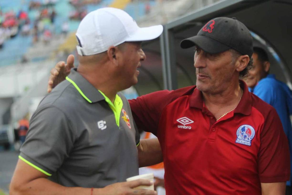 El saludo de Pedro Troglio y Reynaldo Tilguath antes del inicio del partido.