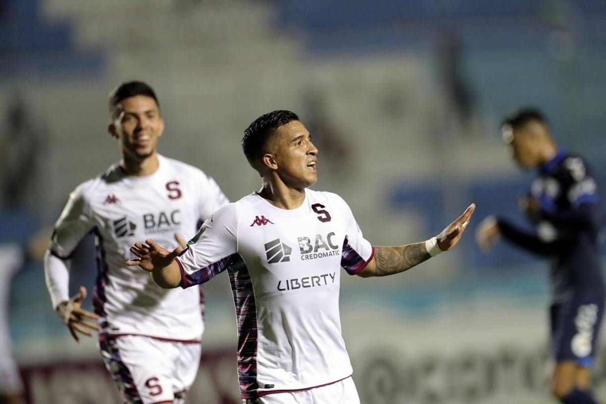 El festejo de Michaell Chirinos tras su golazo que puso a ganar al Saprissa en el duelo frente al Motagua.