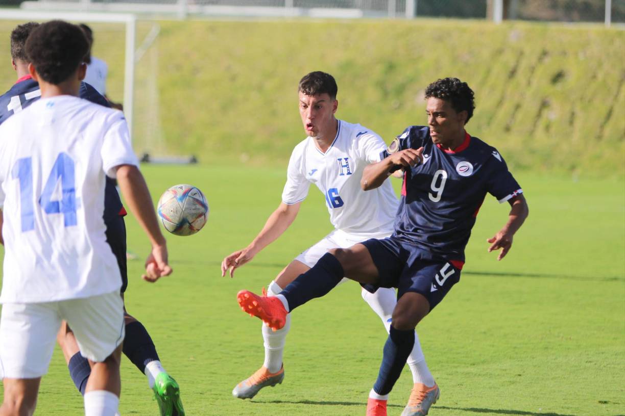 El italo-hondureño Valerio Marinacci fue titular en el Honduras vs República Dominicana y estuvo como lateral por el sector izquierdo.