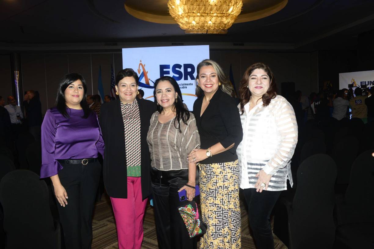 Gladys Ramírez, Elisa Pineda, Mirna Rivera, Georgina Barahona y Liliana Barahona 