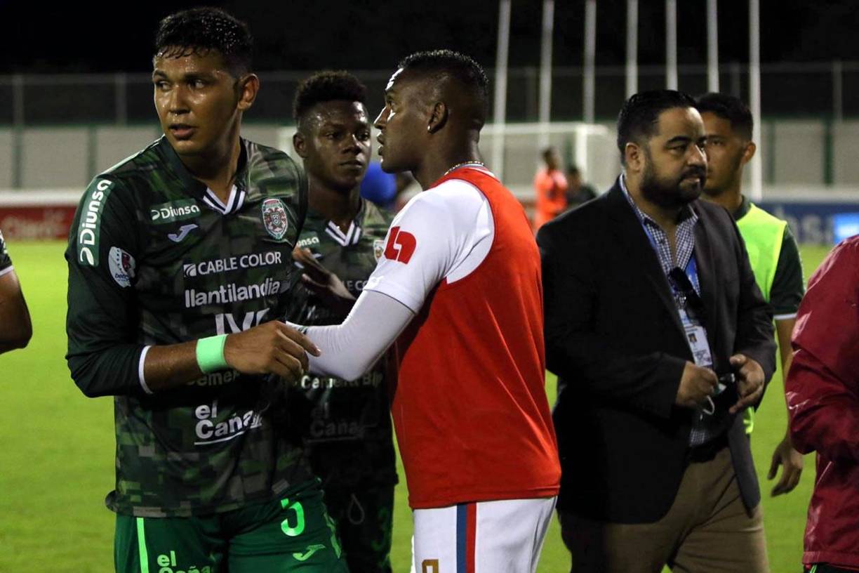 El lateral derecho del Olimpia saludó a los jugadores del Marathón al final del partido.