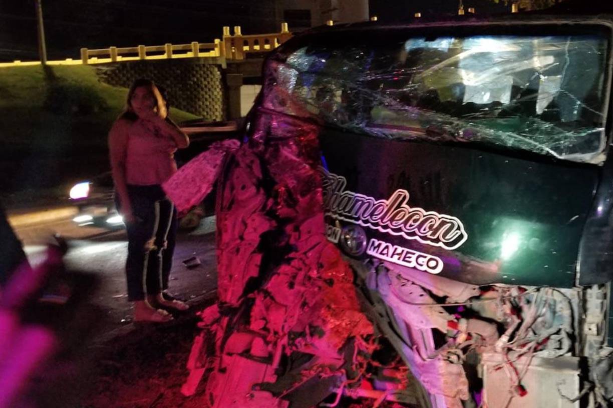 El conductor del bus rapidito también resultó con lesiones tras el impacto.