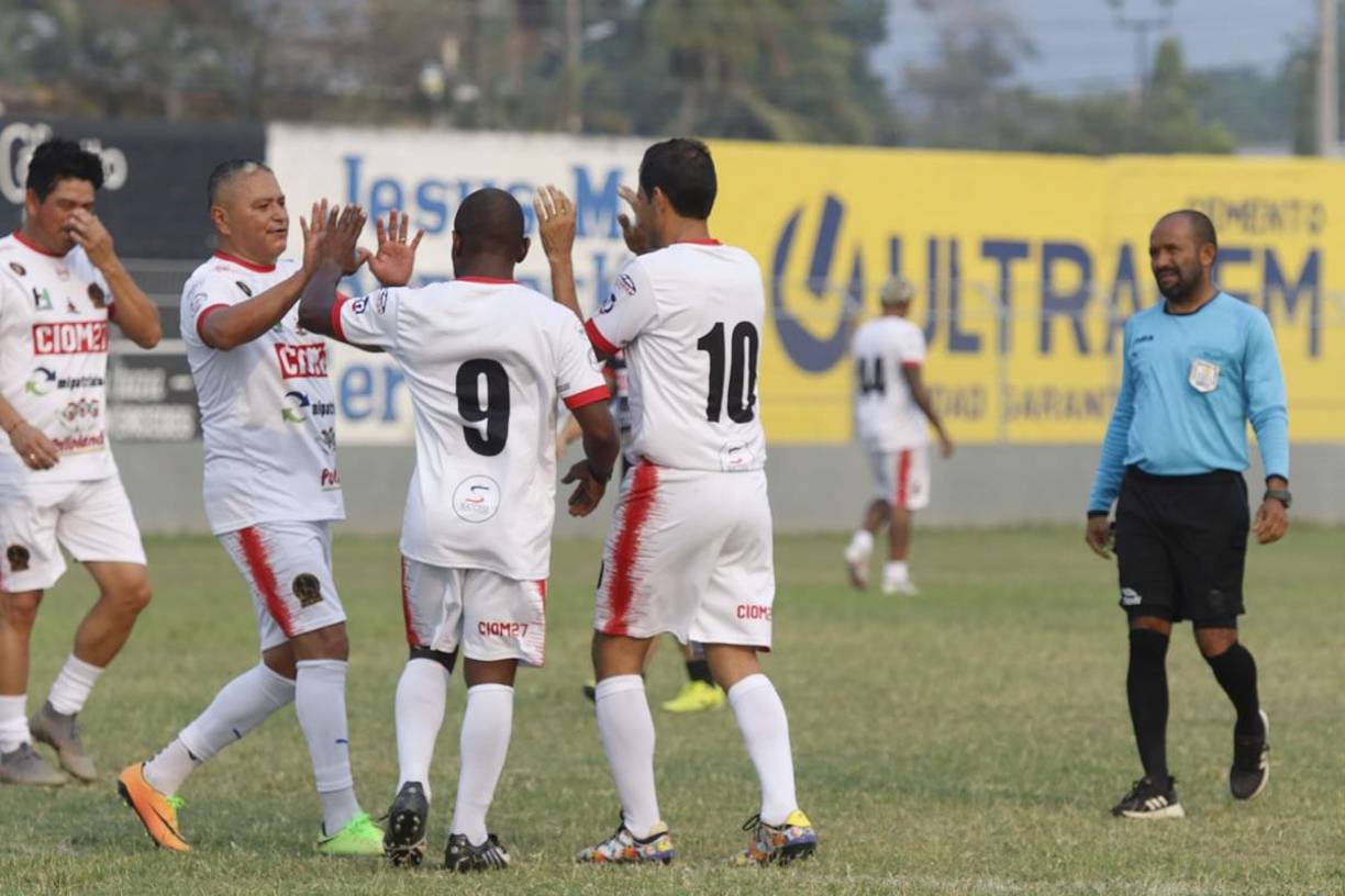 Las leyendas del Olimpia se cansaron de festejar goles. El resultado final fue de 11-0 y el ‘Matador’ marcó siete dianas. Todavía tiene lo suyo.