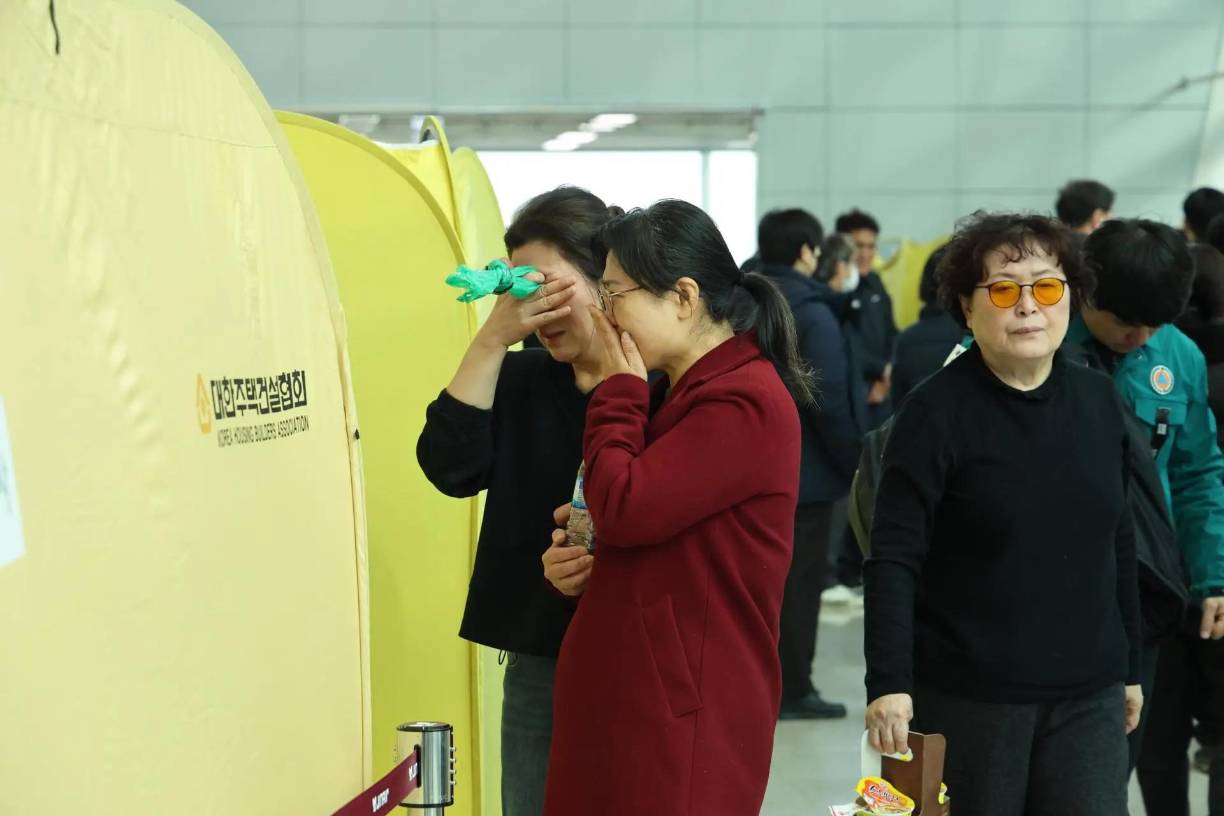 Dos miembros de la tripulación que se encontraban en la cola de la aeronave sobrevivieron al siniestro.