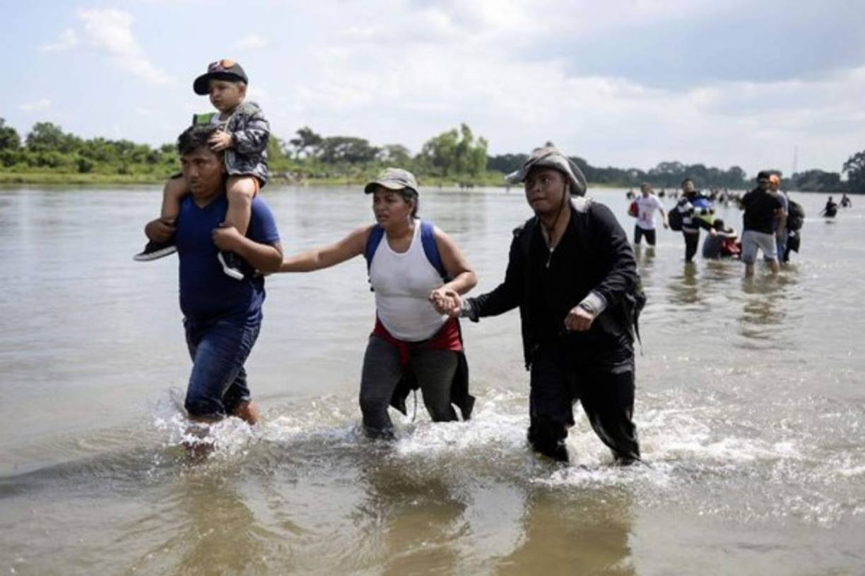 Los migrantes salvadoreños que se dirigen en la caravana a los EEUU. Llegando ayer a Ciudad Hidalgo, México, después de cruzar el río Suchiate desde Ciudad Tecún, Uman, Guatemala.