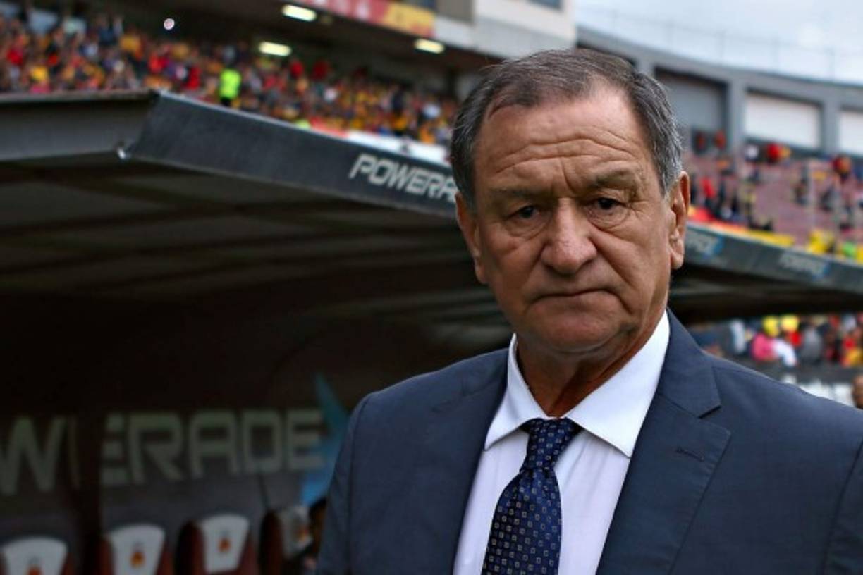 Ninguna selección en el mundo ha logrado lo que Honduras ante México, despedir a tres técnicos tras sendas derrotas en partidos claves de eliminatorias mundialistas. El primero de ellos fue Enrique Meza en 2001, quien paró un equipo sin idea en San Pedro Sula, situación que aprovechó Carlos Pavón para despedazar al Tri con un contundente 3-1, que fue suficiente para que el Ojitos Meza dejara de ser el DT de la Selección Mexicana.