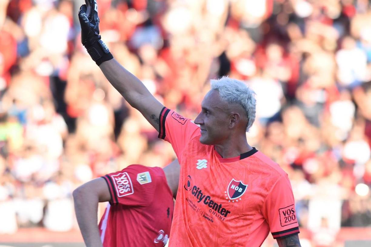 Keylor Navas se mostró comprometido desde su llegada a Rosario. “Durante este tiempo estuve fuera de las canchas a nivel de equipo, pero seguí trabajando y entrenando fuerte”, había explicado en su presentación oficial cuando protagonizó una conferencia de prensa que acaparó la atención del mundo.