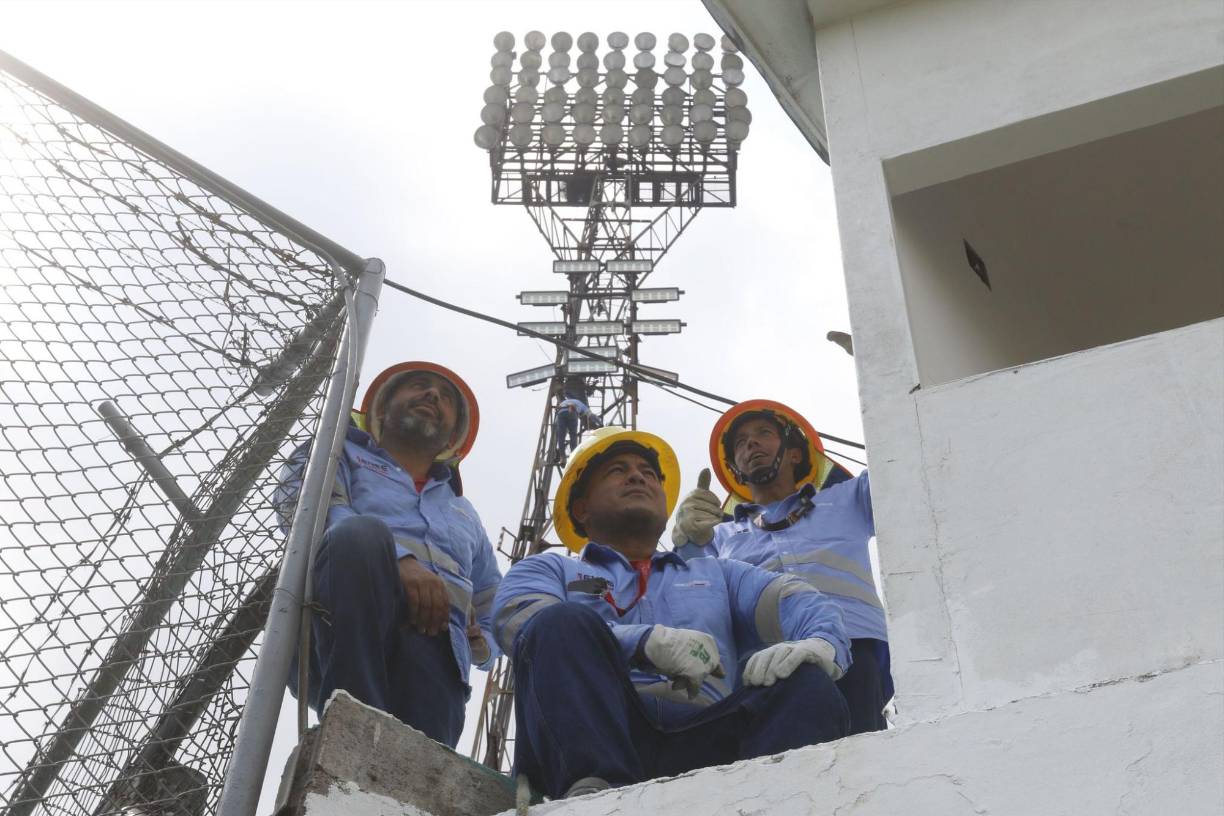 Los trabajos en los cambios de focos en el Estadio Morazán.
