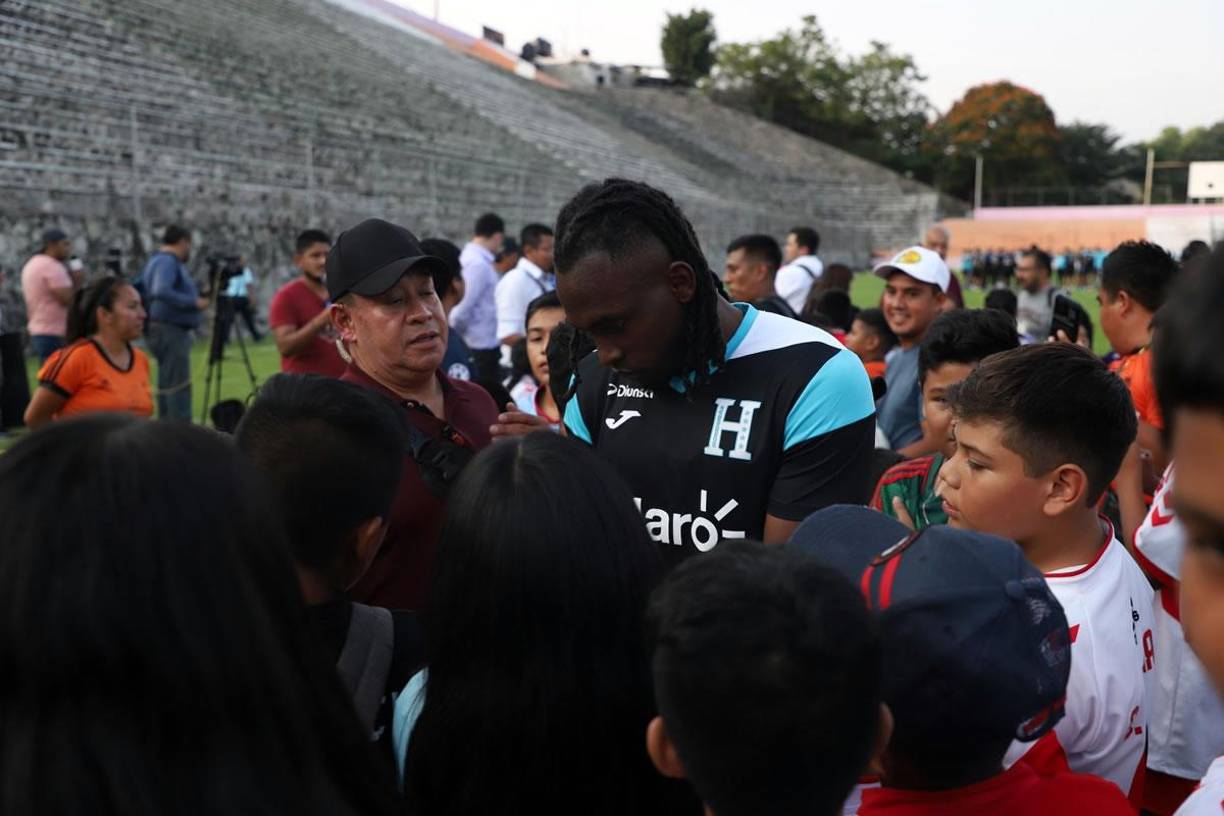 Alberth Elis fue uno de los más asediados por los niños que le pidieron fotos y autógrafos.