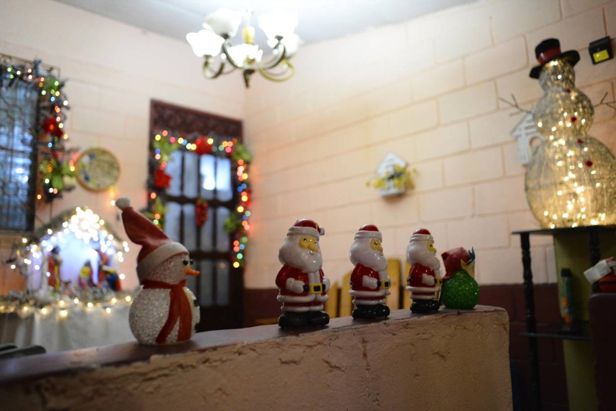 No obstante, la tradición de llenar su patio de luces, muñecos de nieve, figuras de Santa Claus, colocar un nacimiento, guirnaldas y pascuas inició hace unos 25 años, luego de su retiro, como una forma de ocupar su tiempo y compartir con las familias de su colonia.