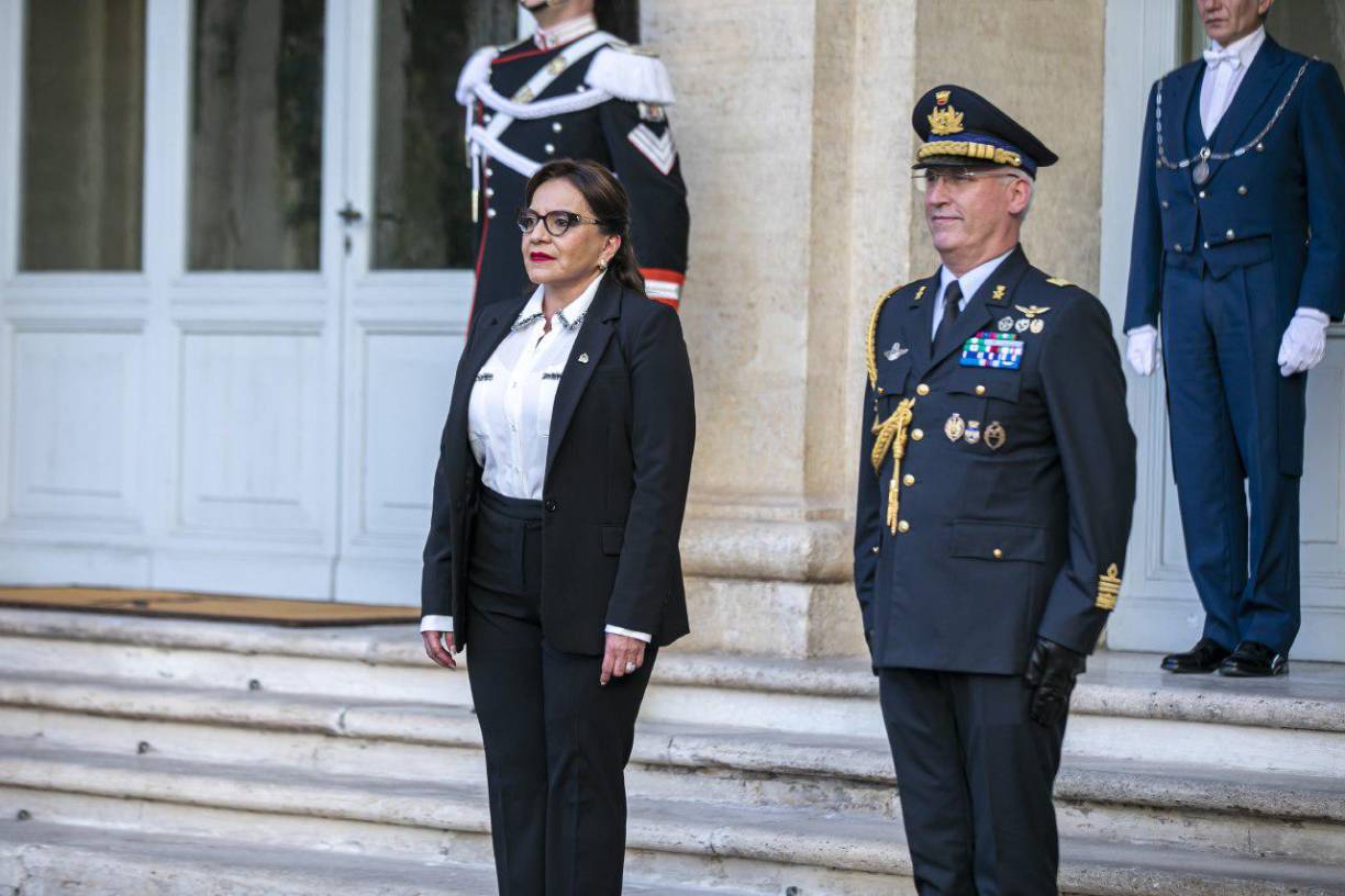 Xiomara Castro es la primera mujer, en la historia política de Honduras, en asumir la presidencia. Actualmente, la mandataria, según encuestas, tiene una aprobación de desempeño del 62% en casi 10 meses de gobierno. 