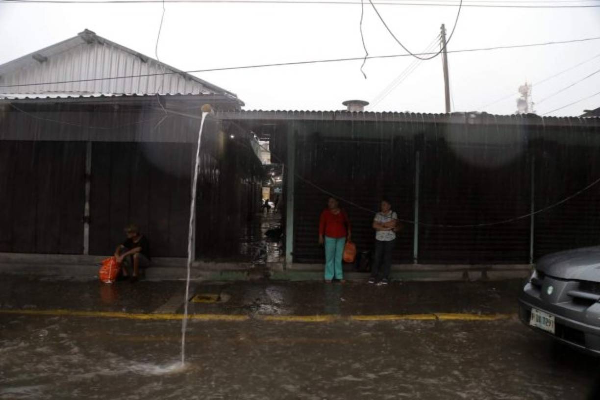 Fuertes corrientes se formaron en las calles del centro de San Pedro Sula.