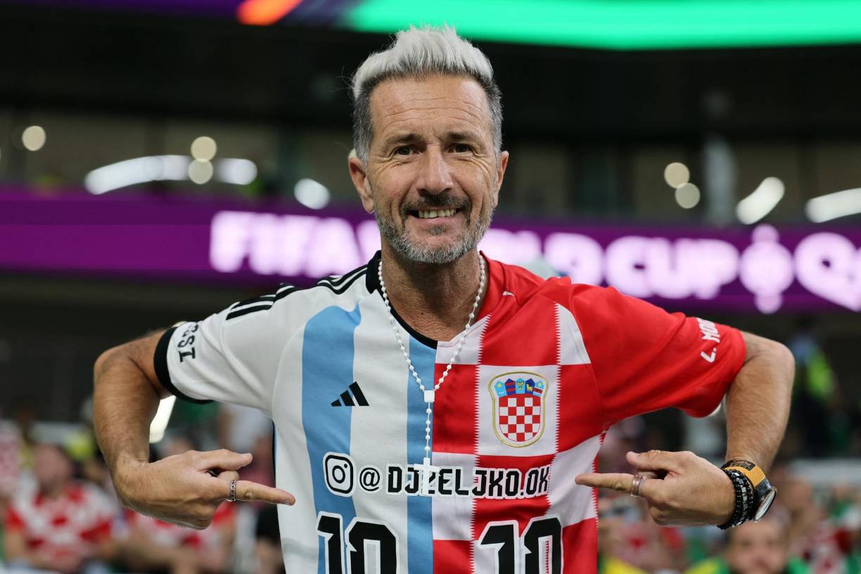 Este fanático muestra apoyo a Croacia y Argentina.