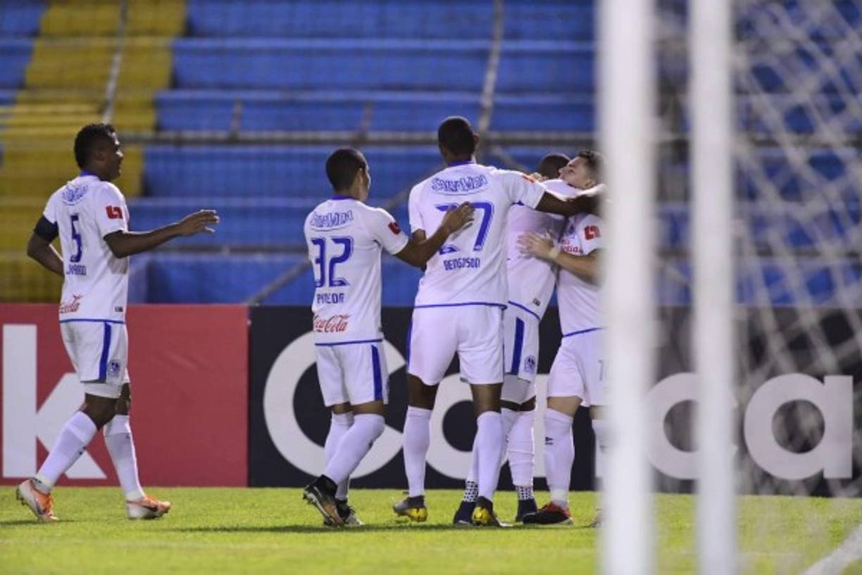Los jugadores del Olimpia celebrando el gol de Matías Garrido.