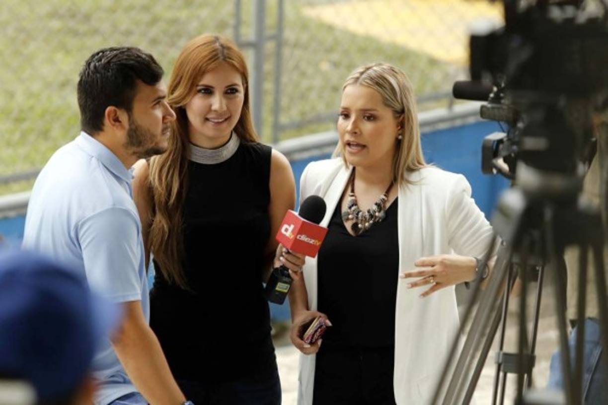 Las periodistas de Diario Diez, Jenny Fernández y Tanya Sabillón, junto al también periodista Fredy Nuila, cubriendo el entrenamiento de la H.