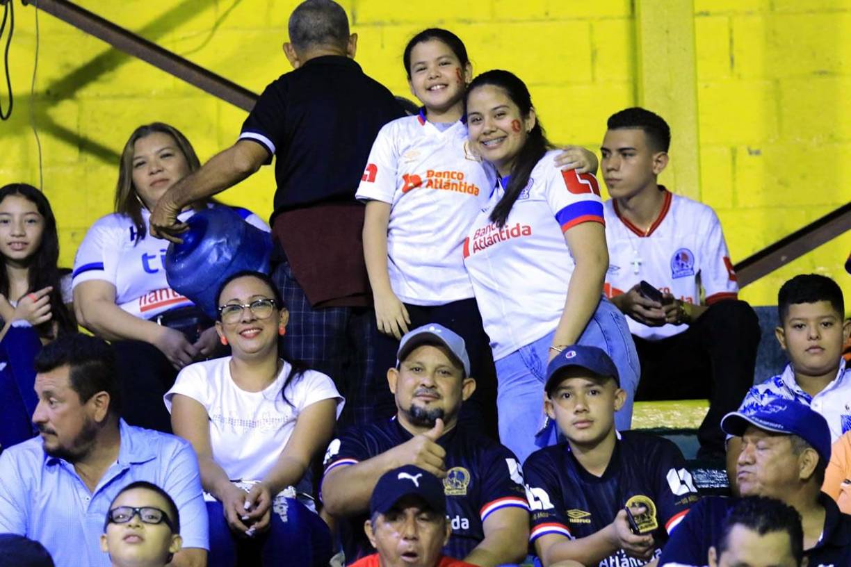 Aficionados del Olimpia llegaron al estadio Humberto Micheletti para apoyar a su equipo ante el Honduras Progreso.