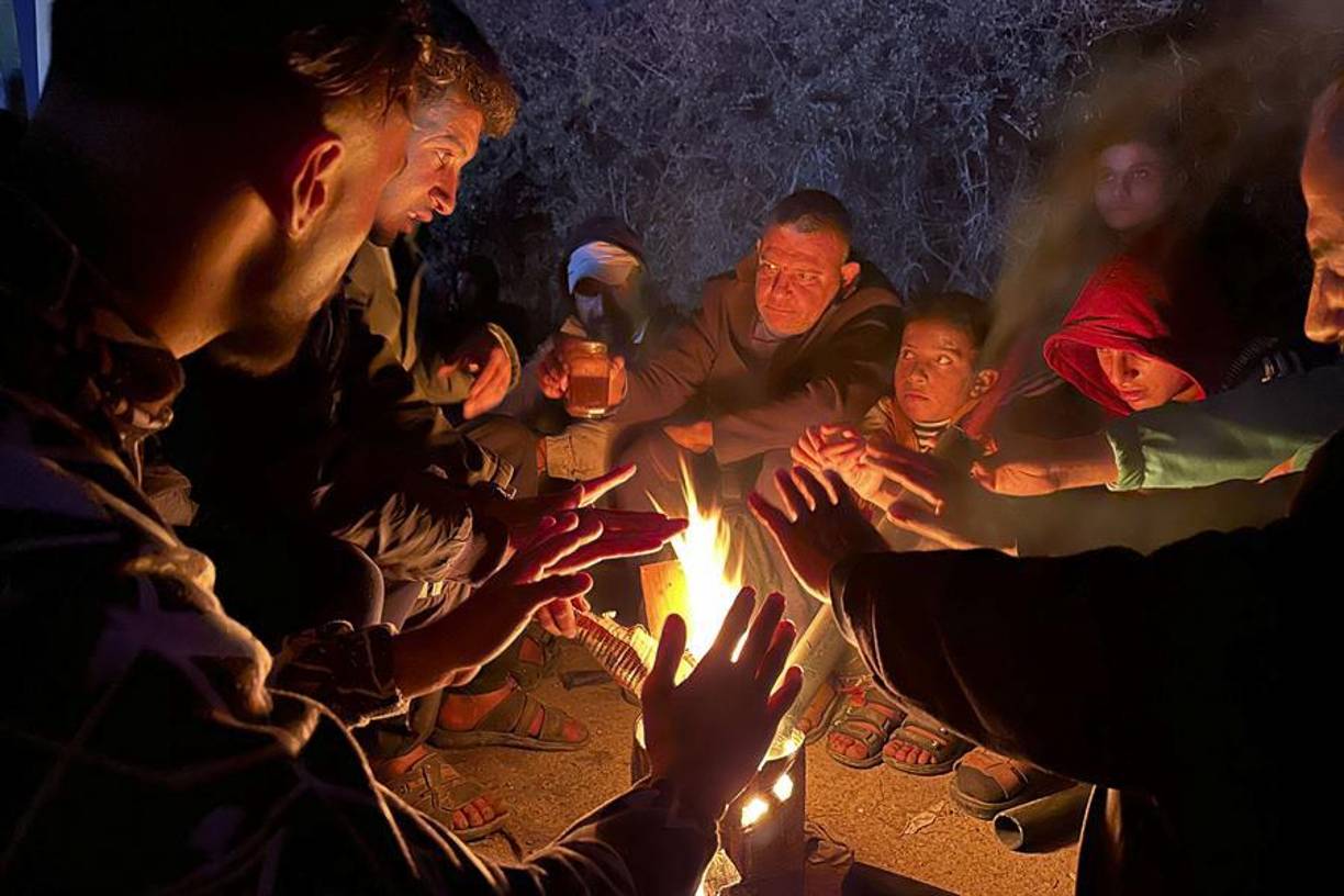Familias enteras pertrechadas con mochilas, carritos o maletas, con niños y ancianos -algunos en sillas de ruedas- caminan kilómetros en una línea recta junto a la playa, con el mar a la izquierda y un paisaje de escombros a la derecha, que hacen irreconocibles las calles incluso para los que nacieron allí.