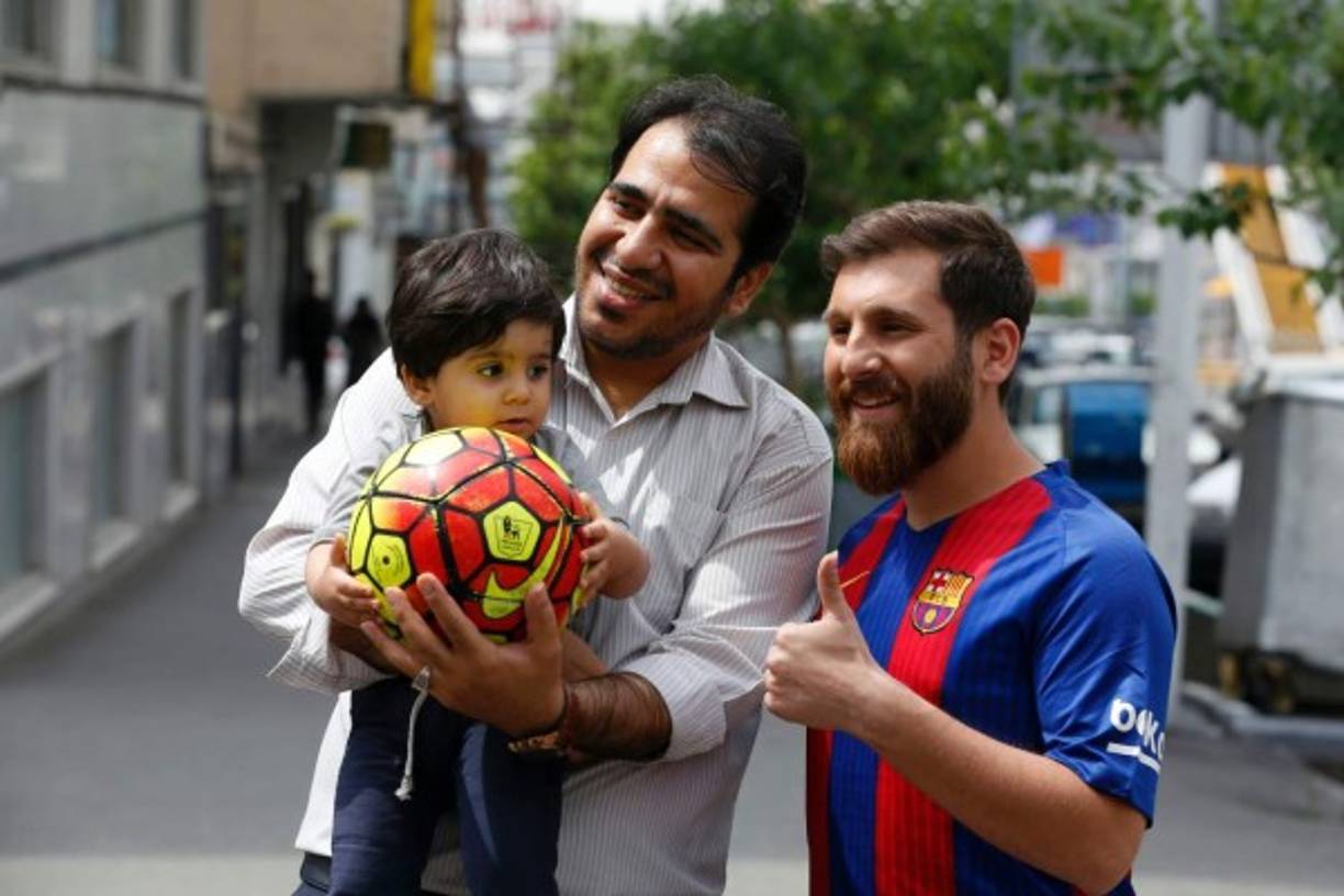 La gente le pide fotos en la calle y el enorme parecido con la estrella del fútbol lo ha convertido en la estrella local. AFP