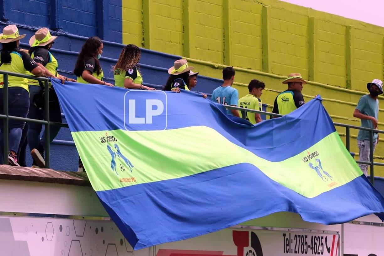Con banderas alentaron los aficionados del Olancho FC a su equipo.
