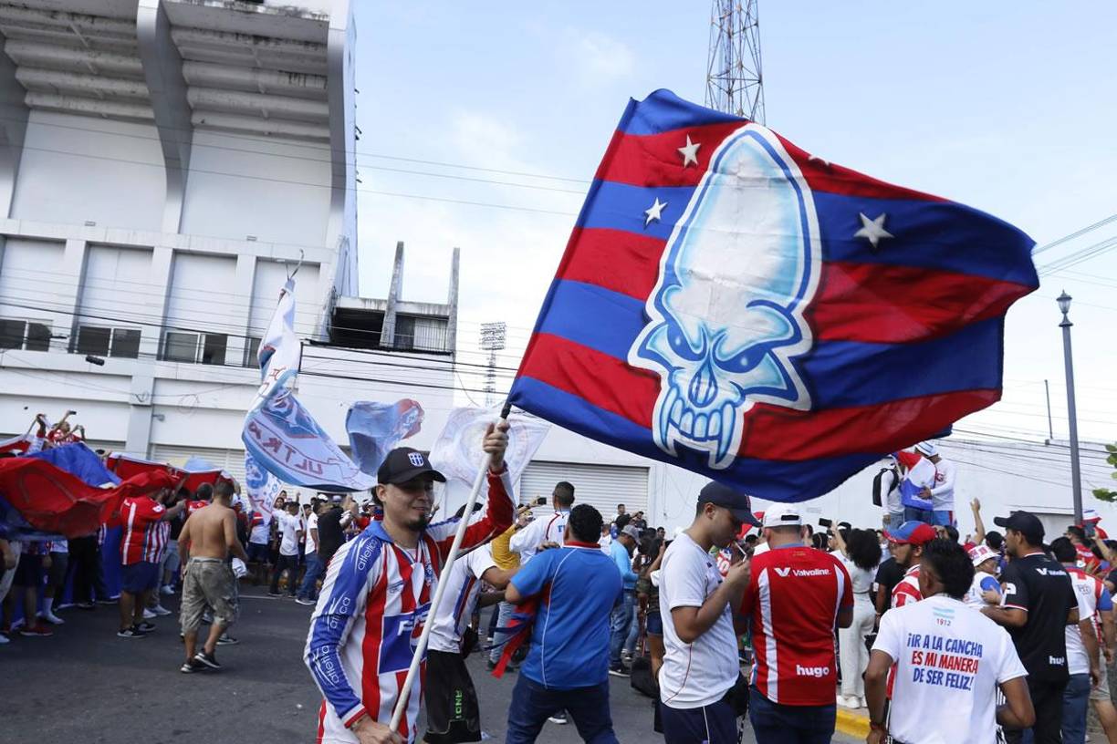 La Ultra Fiel una vez más puso la fiesta en las afueras del estadio Morazán.