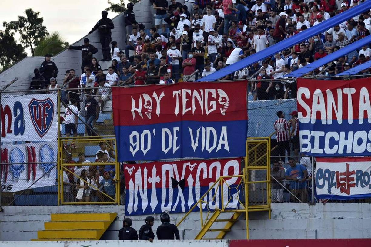 ¡Chicas, bella presentadora y fiesta blanca! El ambientazo que se vivió en el Morazán con el Clásico Olimpia-Motagua