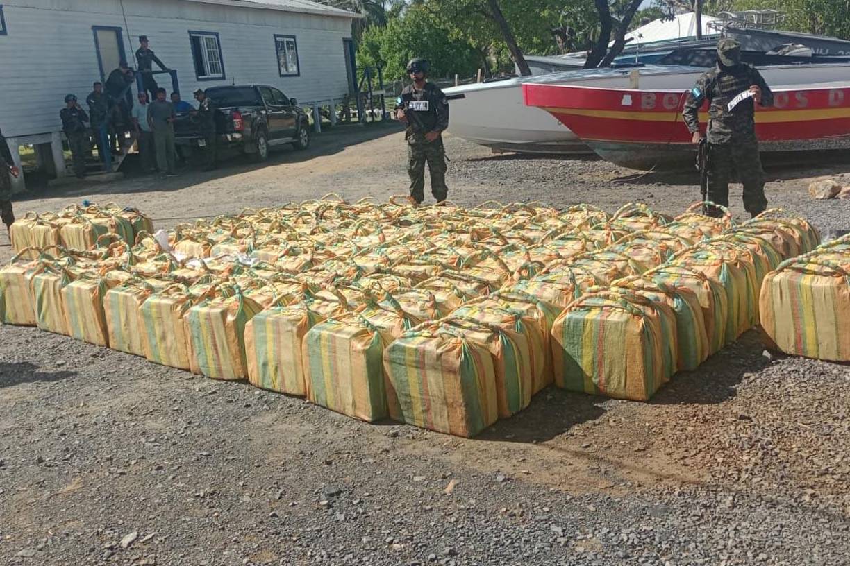 Honduras confiscó en 2023 unos 4,7 millones de hojas de coca, 561 kilos de cocaína y 107.727 kilos de marihuana, según los reportes de las autoridades. 