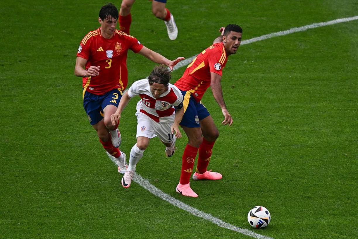 Luka Modric estuvo bien marcado en el partido ante España. Robin Le Normand y Rodri lo siguen de cerca en la imagen.