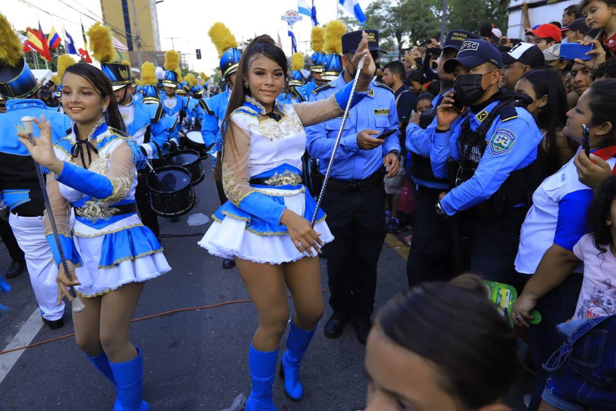 Los sampedranos rodearon a la banda de guerra y a sus hermosa palillonas.