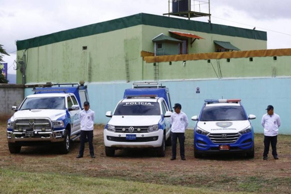Al mismo tiempo se entregó una flota de vehículos que busca facilitar y fortalecer las labores de la Policía de Investigación en todo el país.