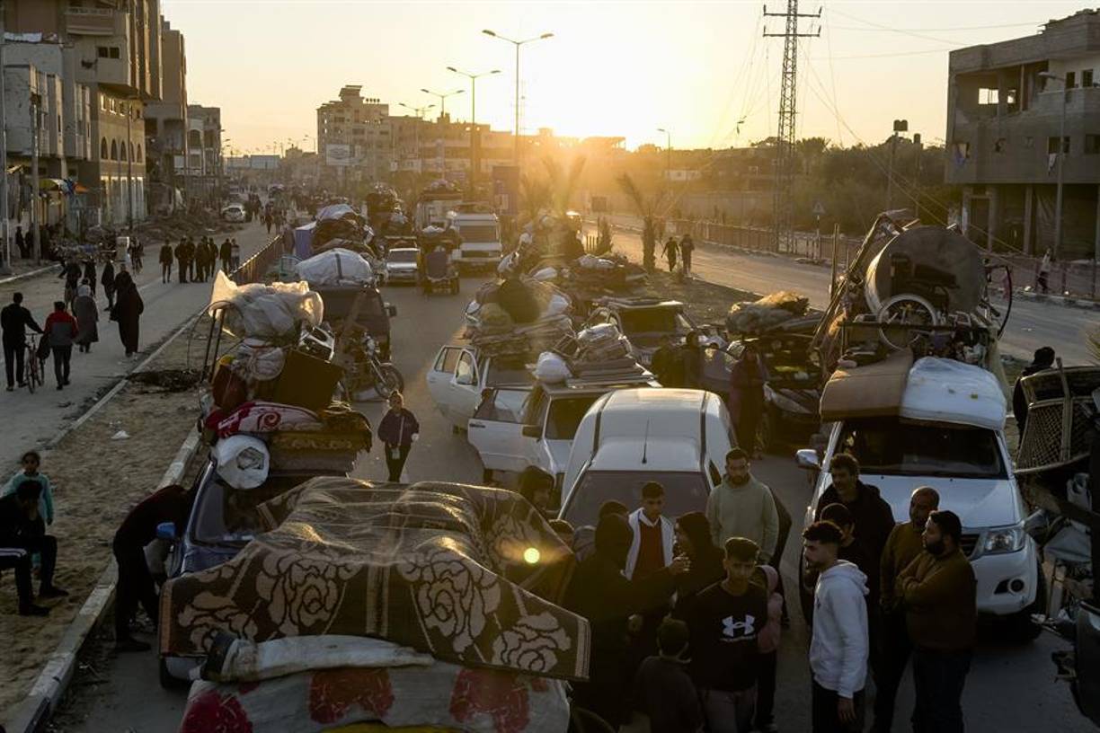 La calle Rashid, que cruza de sur a norte Gaza junto a la costa mediterránea, se ha visto inundada por una riada de gente caminando después de que Israel haya abierto el acceso del corredor de Netzarim, una franja que atraviesa el enclave de este a oeste controlada por las tropas israelíes.