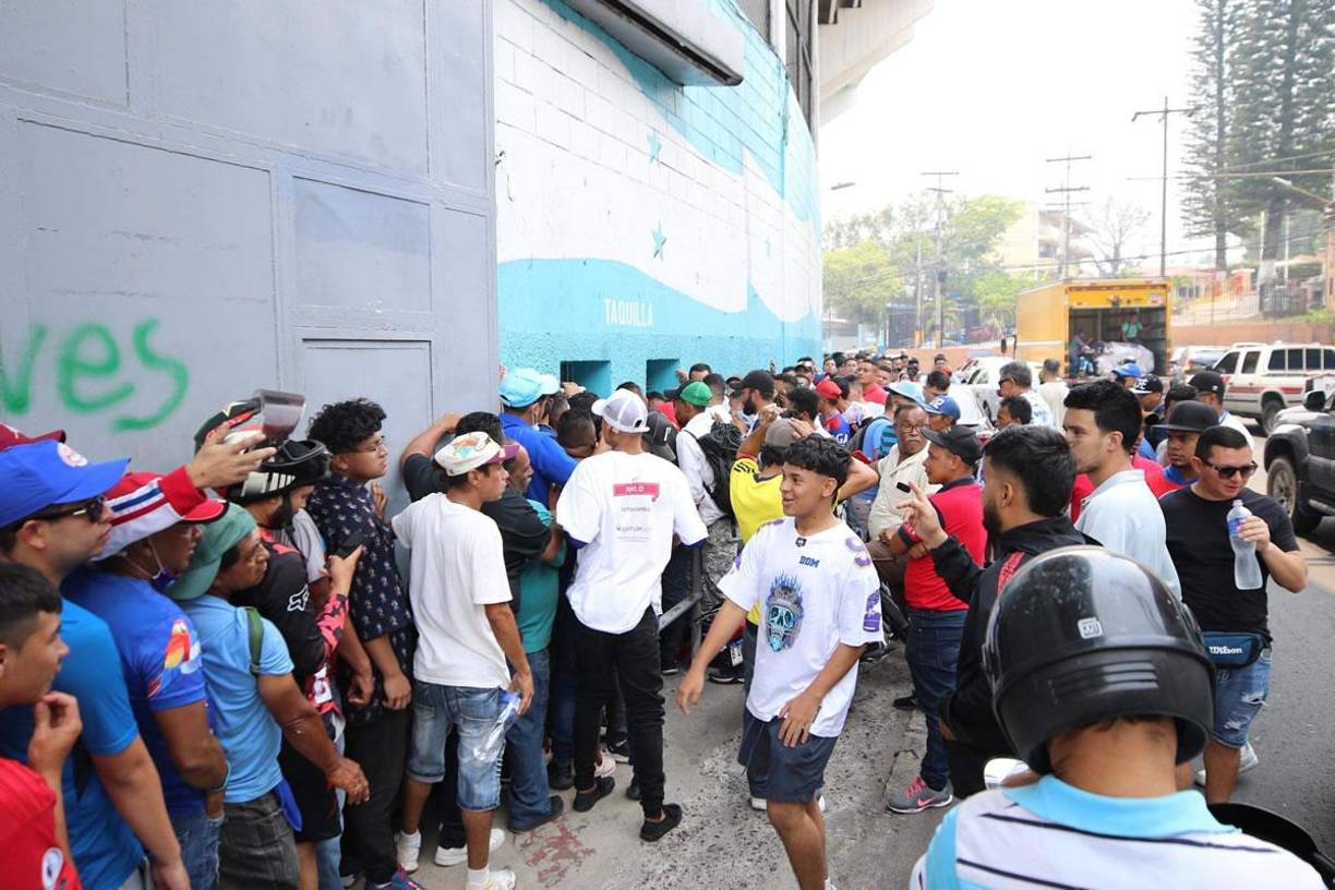 A pesar que la taquilla inició su apertura a las 9.00 AM, las afueras del estadio Nacional Chelato Uclés comenzaron a llenarse desde muy temprano de cara a la Gran Final del fútbol hondureño.