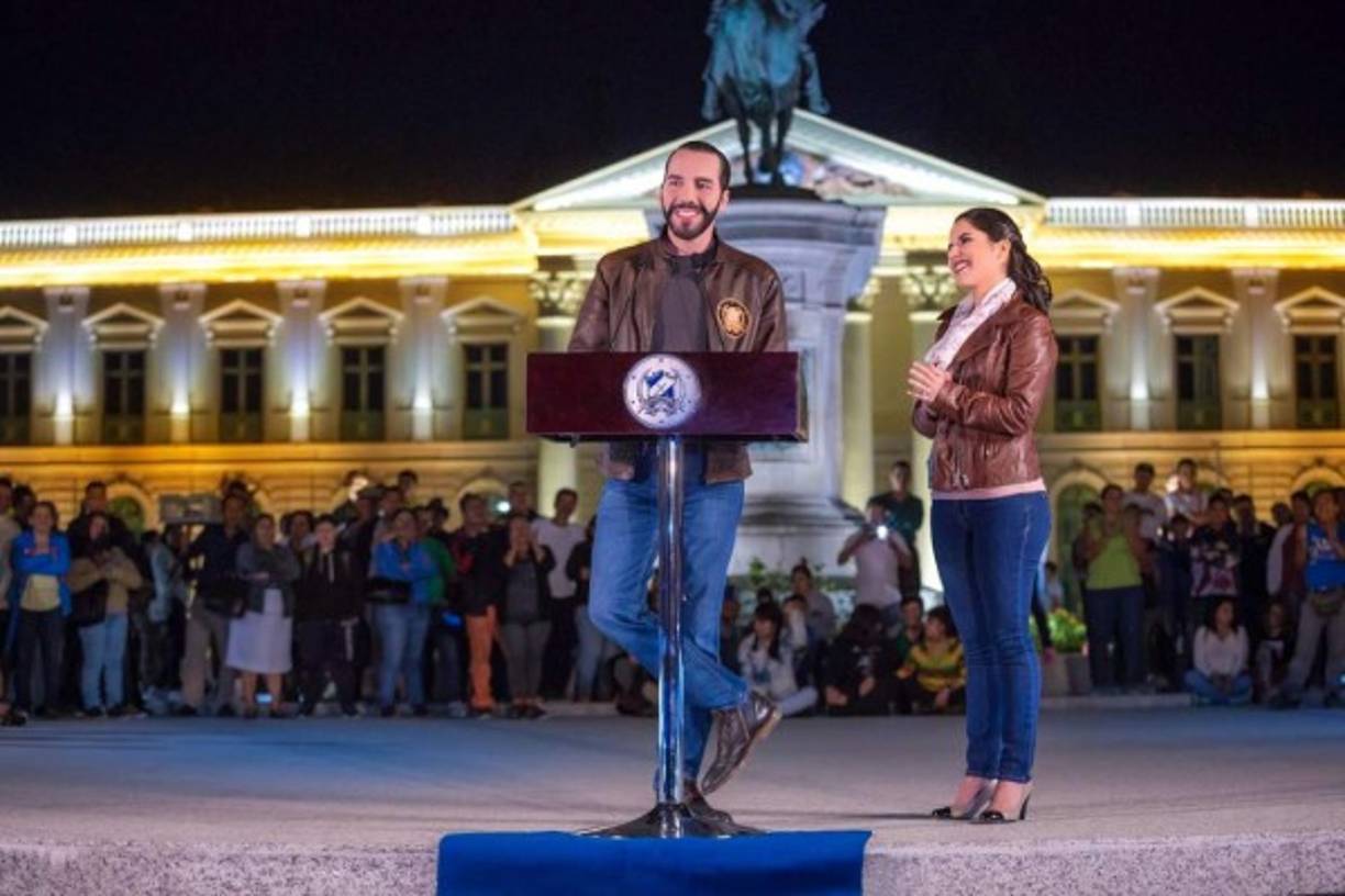 Bukele, quien gusta lucir jeans, calcetines de colores vivos y muchas veces una gorra con visera hacia atrás, se presenta bajo la bandera celeste de la Gran Alianza por la Unidad Nacional (Gana, conservadora).