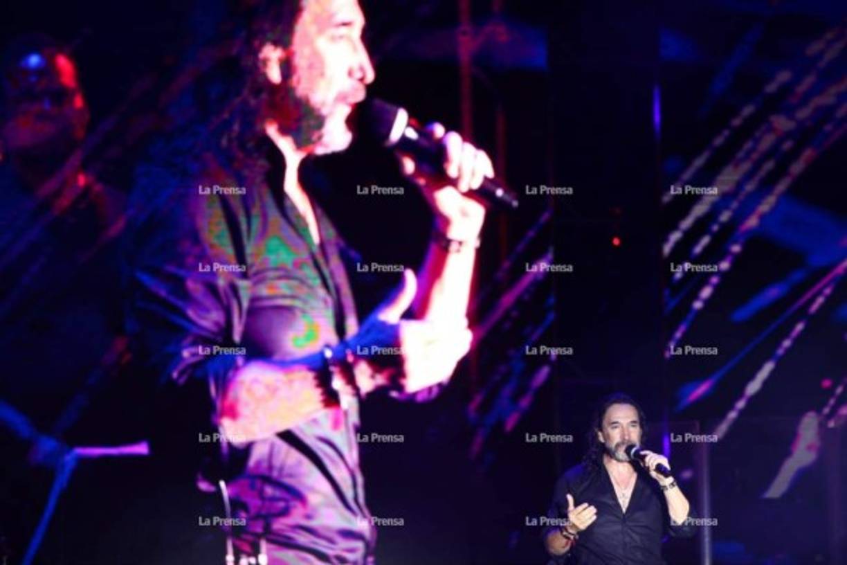 'El Buki' considerado uno de los mejores cantautores mexicanos, puso su romanticismo y fascinó a los espectadores.