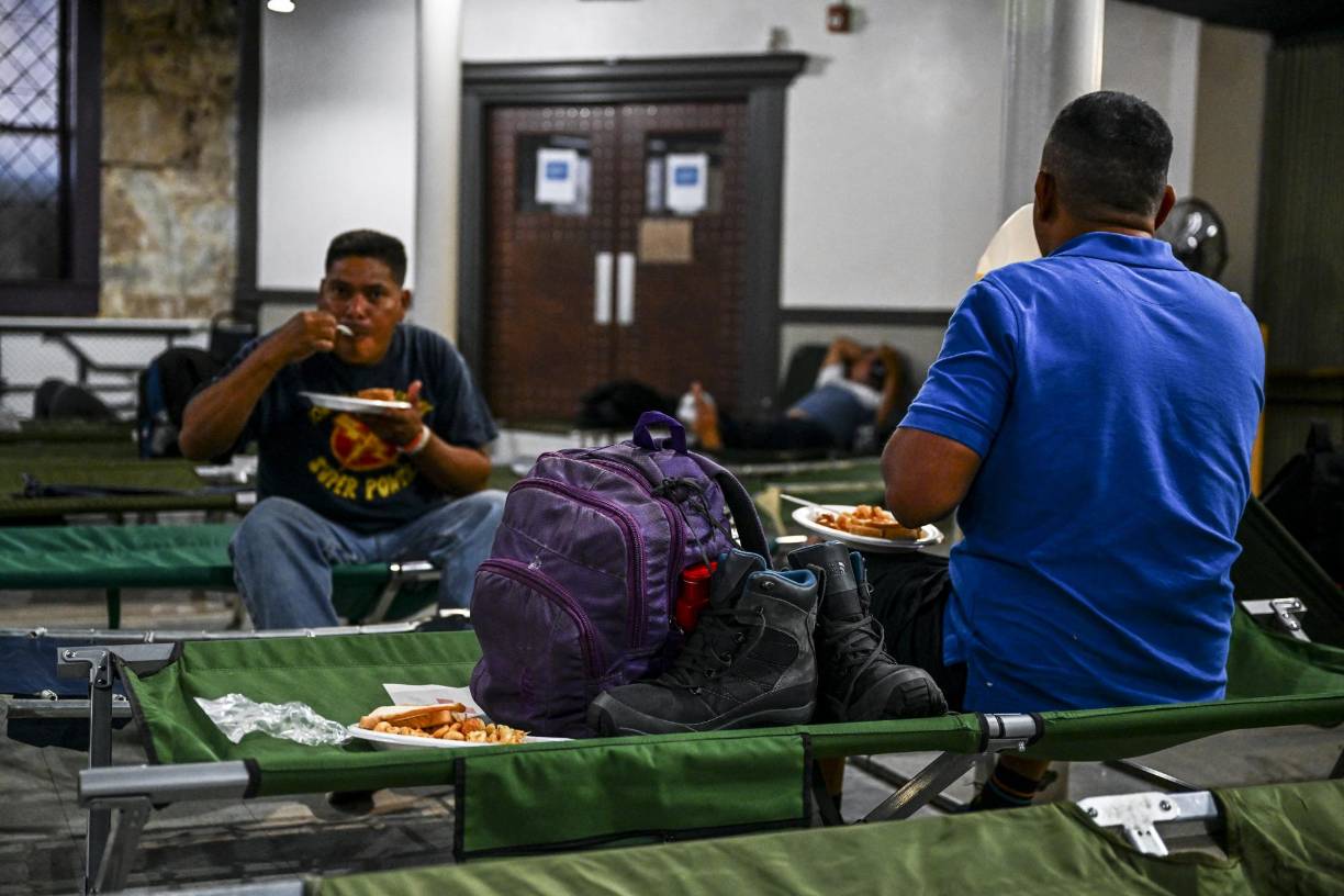 La muerte de 53 personas en el remolque de un camión abandonado el lunes en San Antonio es un recuerdo de los riesgos vinculados a unos viajes muy lucrativos para los cárteles. “Se estima que los coyotes pueden cobrar entre ocho y 10.000 dólares por persona; y pueden meter hasta 100 personas en un camión. Es un millón de ganancia”, explica el profesor Enriquez. 