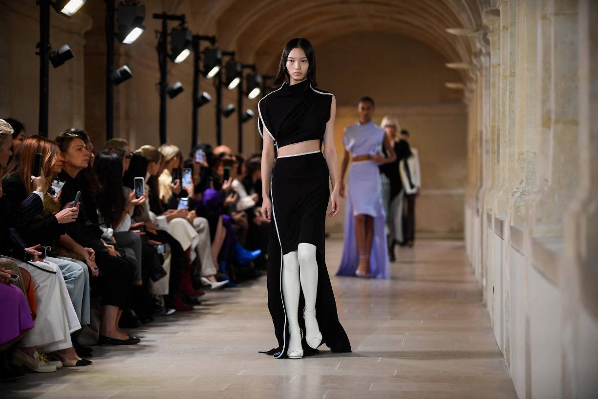 Conjuntos de dos piezas, crop top con faldas o pantalón.