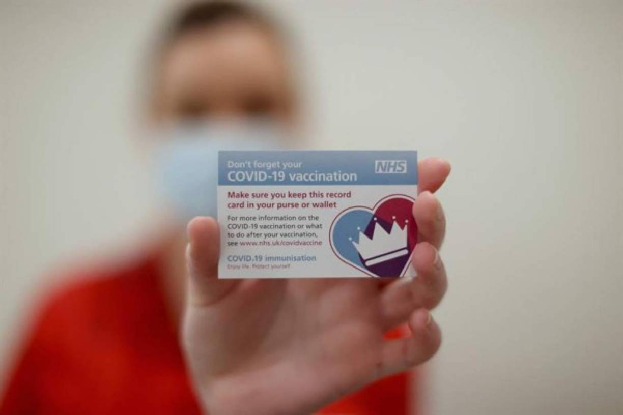 El orden de prioridades -que comenzó con residentes y trabajadores de los geriátricos, personal médico y mayores de 80 años- proseguirá en los próximos meses por grupos de edad regresivos hasta los mayores de 50 años.