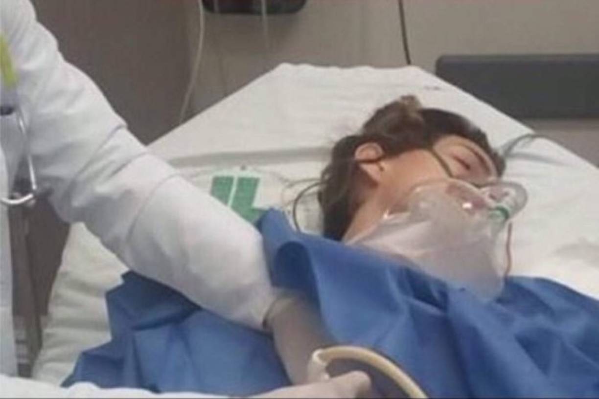 A través de las redes sociales circularon imágenes de la influencer recostada en una cama, en bata y con una máscara de oxígeno.