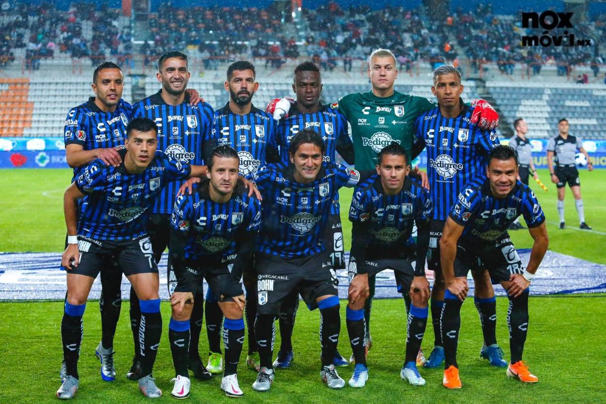 El Querétaro deberá jugar un año sin público como local y sus dueños tendrán que vender la franquicia, como castigo por los hechos de violencia ocurridos en su estadio el sábado en el partido frente al Atlas. La FMF también multó los ‘Gallos Blancos’ con 1,5 millones de pesos (unos 70.200 dólares).