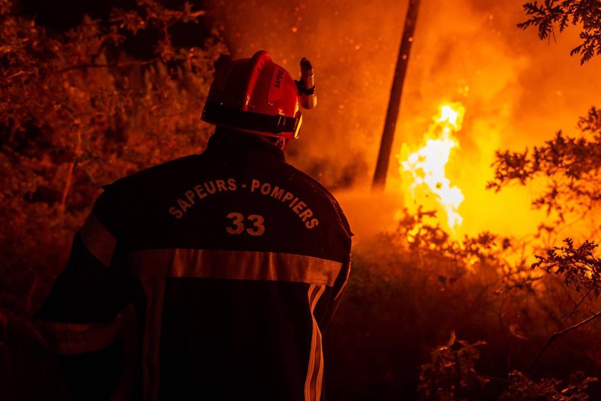 Francia, que afronta una profunda sequía y temperaturas récord, ha pedido ayuda a Europa tras la peor ola de incendios en años que ya han calcinado más de 50.000 hectáreas en toda su geografía y en la que se centran todos los medios humanos y materiales de lucha contra el fuego.