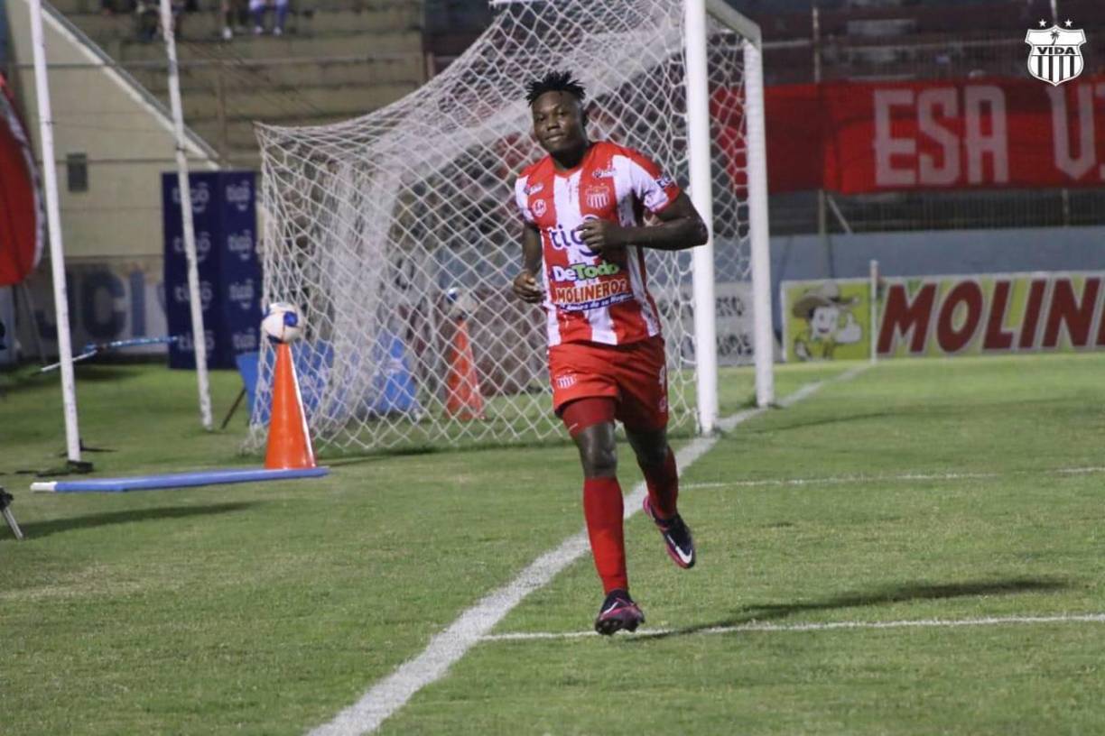 Rafael Agámez: El atacante colombiano finalizó su contrato con Vida y estaría en la órbita del Motagua.