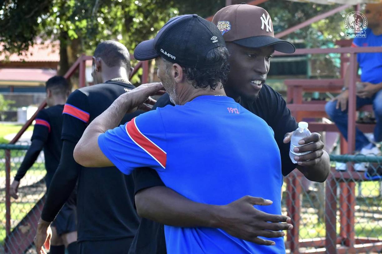 Alberth Elis saludando al entrenador Pedro Troglio.