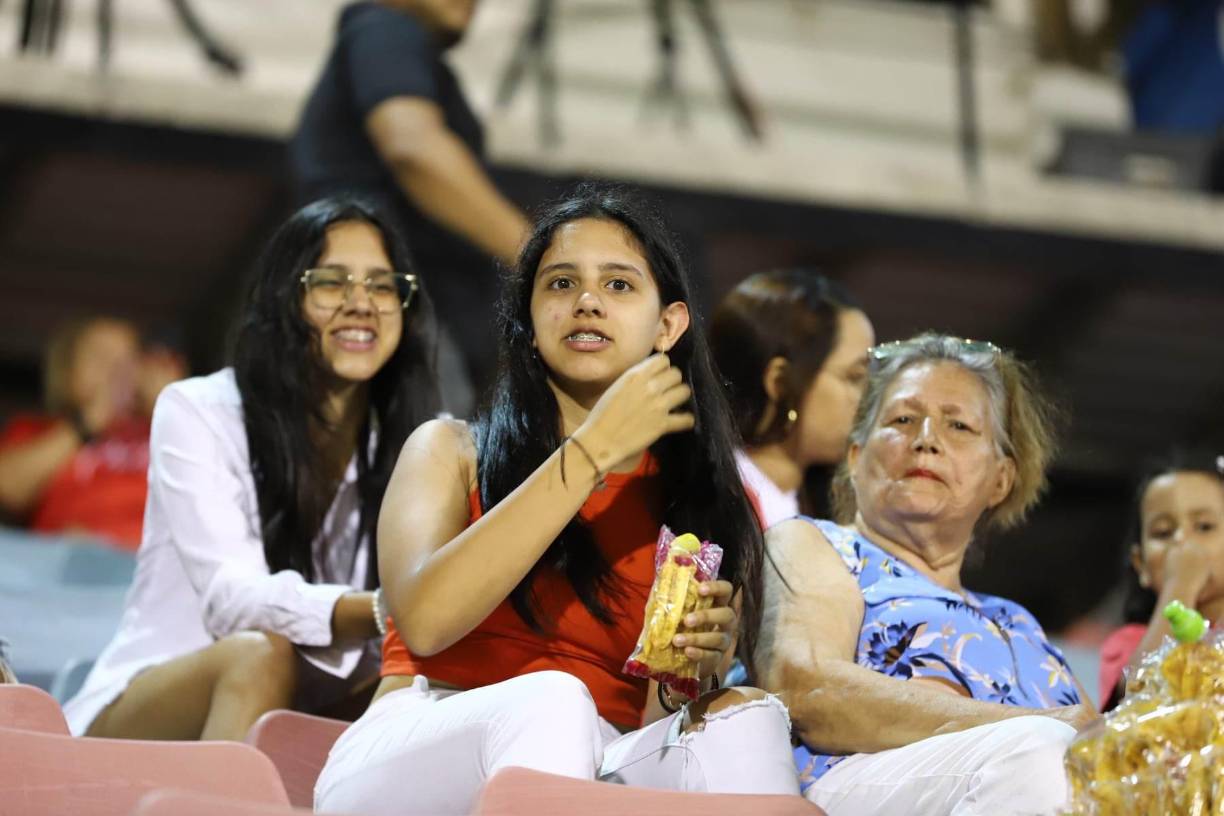 La bella chica estuvo con sus respectivas tajaditas en el sector de silla del estadio Ceibeño.