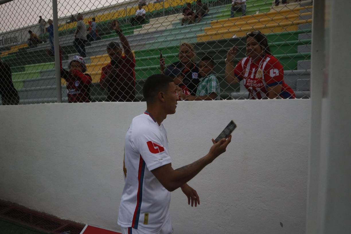 Tras el final del juego, Kevin López compartió con los aficionados del Olimpia.